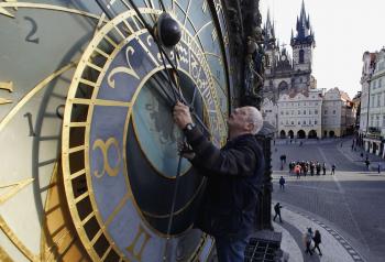 Kontrola a posúvanie času na Pražskom orloji