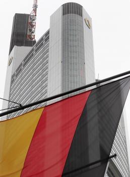 Nemecká zástava pri Commerzbank vo Frankfurte