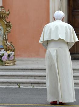 Pápež pred kostolom, v troskách ktorého zahynul kňaz