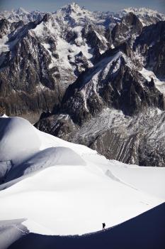 Alpský masív Mont Blanc s horolezcom v popredí