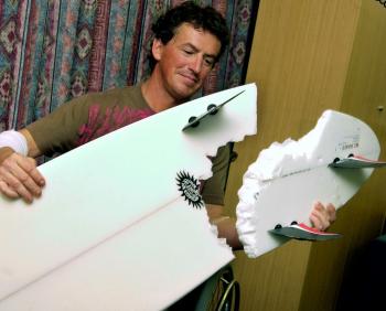 Austrálčan Jake Heron ukazuje zvyšky po žraločích zuboch na svojom surfe