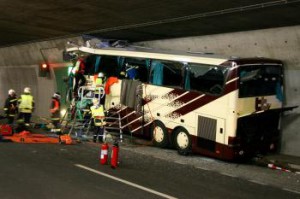 Belgický autobus narazil do steny tunela pri odstavnej ploche