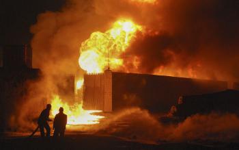 Hasiči sa snažia zlikvidovať požiar cisternového vozidla - ilustračné foto