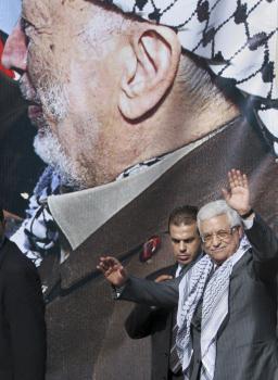 Mahmúd Abbás, palestínsky prezident pred plagátom svojho predchodcu Jásira Arafata