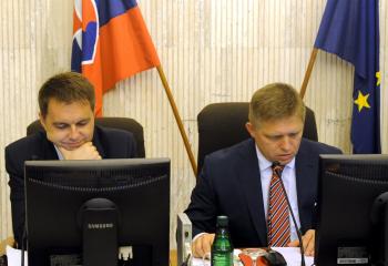 Ministrovi financií SR Petrovi Kažimírovi (vľavo) úsmev z tváre pomaly mizne