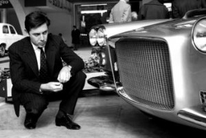 Na archívnej snímke zo 4. apríla 1959 Sergio Pininfarina si obhliada auto Ferrari