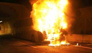 Plamene český autobus úplne zničili