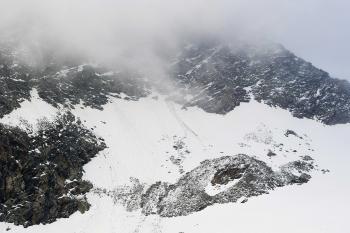 Pohľad na zahmlený Lagginhorn, kde včera zahynulo 5 horolezcov