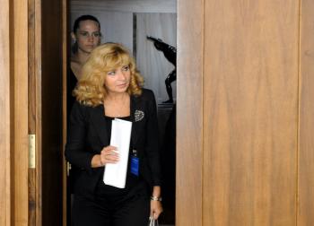 Prezidentka Slovenskej komory sestier vstupuje do dverí salóna NR SR s márnymi očakávaniami