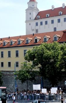 Protestné zhromaždenie s Bratislavským hradom v pozadí