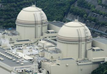 Reaktor tri a štyri napojili na rozvodnú sieť