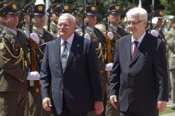 Slovenský a chorvátsky prezident pri prehliadke čestnej stráže