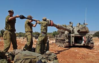Izraelskí vojaci čistiaci hlaveň delostreleckej húfnice neďaleko kibucu
