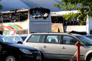 Zničené autobusy po explózii