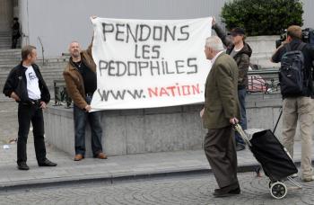 Demonštranti držia heslo Obesme pedofilov pred súdom v Bruseli