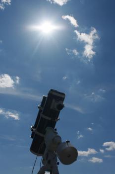 Na snímke teleskop počas denného pozorovania slnka