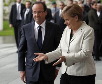Nemecká kancelárka  Angela  Merkelová  víta  francúzskeho prezidenta  Francoisa Hollandea