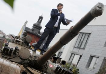 Poslanec za stranu OĽaNO Alojz Hlina stojí na pristavenom tanku pred vilou pod hradom, v ktorej býva predstaviteľ bývalého režimu Vasiľ Biľak