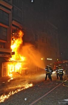 Požiarnici hasia požiar v mníchovskej štvrti Schwabing , kde špecialisti kontrolovane odpálili 250-kilogramovú leteckú bombu