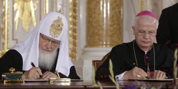 Ruský patriarcha Kirill a Jozef Michalik za poľskú katolícku cirkev podpisujú historický akt zmierenia