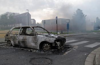Torzo zhoreného auta po výtržnostiach v Amiens
