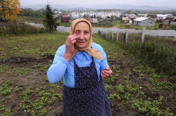 80-ročná Alžbeta dostala zásah kameňom do oka od rómskych výrastkov,  pred ktorými bránila úrodu. V minulosti so starými Rómami nažívala v pokoji, no mládež je drzá