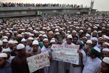 Bangladéšski moslimovia protestujú proti urážaniu Mohameda