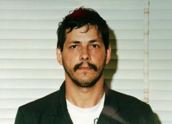 Fotografia zachytáva Marca Dutrouxa (1996) obvineného z vraždy štyroch detí a z pedofílie