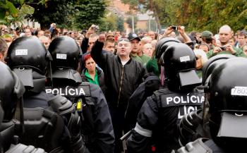 Policajný kordón zabránil prívržencom Ľudovej strany Naše Slovensko vstúpiť do rómskej osady v Krásnohorskom Podhradí