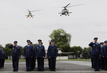 Prelet vrtuľníkov Mi-17 počas slávnostného nástupu
