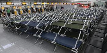 Pripravené postele pre cestujúcich, ktorých lety boli zrušené
