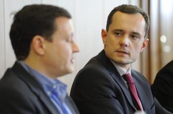 Radoslav Procházka hľadí na svojho niekdajšieho straníckeho kolegu Daniela Lipšica