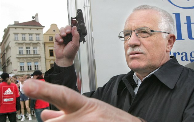 Václav Klaus drží v ruke plastovú zbraň, ktorou bol "ohrozovaný"