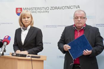 Ministerka zdravotníctva Zuzana Zvolenská (vľavo) a zastupujúci hlavný hygienik SR Ivan Rovný