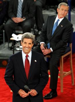 George W. Bush sleduje svojho politického rivala, senátora Johna Kerryho, ktorý odpovedá na otázky nerozhodnutých voličov