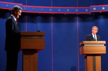 George W. Bush (vpravo) a  demokratický senátor John Kerry počas debaty