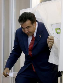Gruzínsky prezident Michail Saakašvili sa skláňa pri východe z volebnej kabínsky. Bude sa musieť skloniť aj pred opozičným víťazstvom