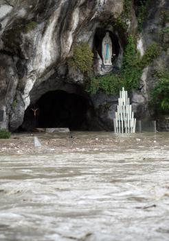 Hladina rieky stúpla natoľko, že zaliala známu lurdskú jaskyňu