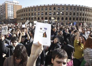 Štrajkujúci v španielskej Valencii držia v rukách svoje učebnice. Po skončení vysokej školy väčšina z nich bude mať problém nájsť si prácu