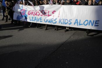 Transparent s heslom "Brusel, nechaj naše deti na pokoji"