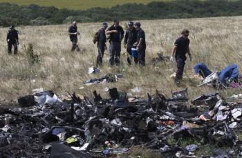 Tím austrálskych expertov prehľadáva miesto havárie a trosky lietadla Boeing 777