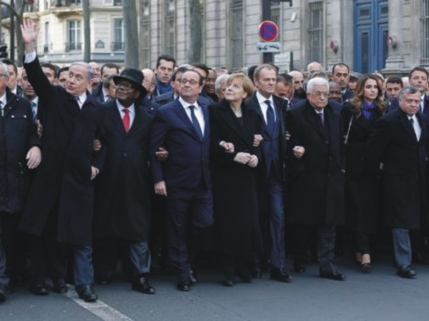 Komu kýva izraelský premiér Benjamin Netanjahu na prázdnej, políciou uzavretej ulici?