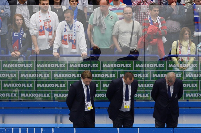 Na snímke zľava sklonené hlavy asistenta trénera Vladimíra Országha, lekára Jána Grauzela a trénera Vladimíra Vůjtka po zápase základnej B-skupiny USA - Slovensko