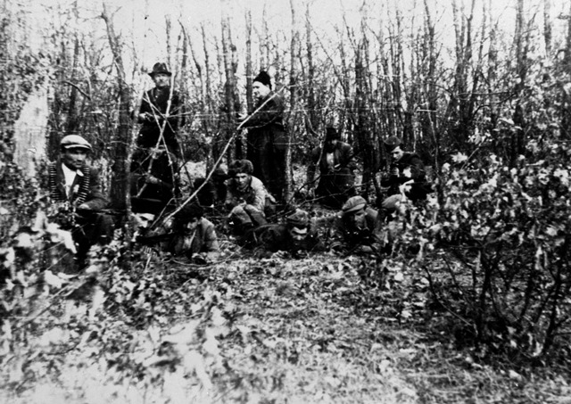 Na snímke skupina partizánov