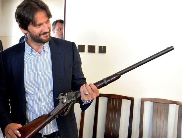 Na snímke podpredseda vlády a minister vnútra SR  Robert Kaliňák si prezerá americký  unikátny exemplár - opakovaciu pušku z čias vojny Severu proti Juhu