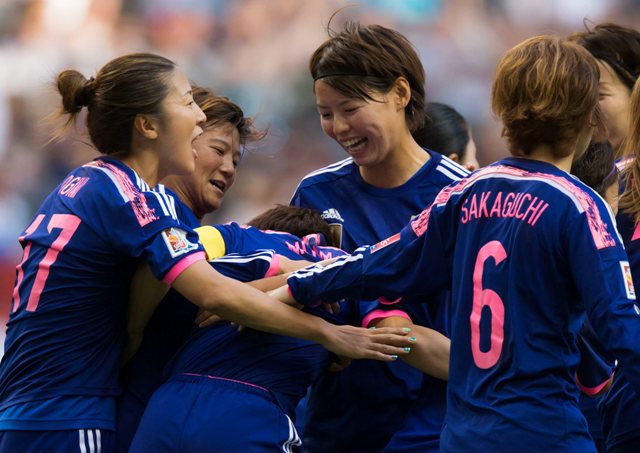 Na snímke uprostred japonská reprezentantka Aja Mijamová oslavuje so spoluhráčkami svoj gól v zápase C-skupiny MS vo futbale žien Japonsko - Švajčiarsko