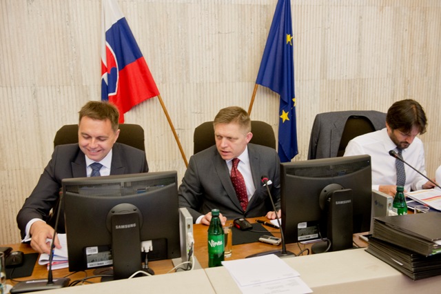 Na snímke zľava minister financií SR Peter Kažimír, predseda vlády SR Robert Fico a minister vnútra SR Robert Kaliňák