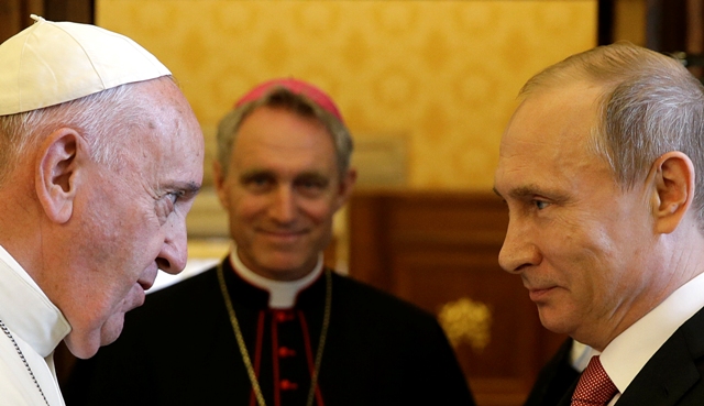 Na snímke pápež František a ruský prezident Vladimir Putin