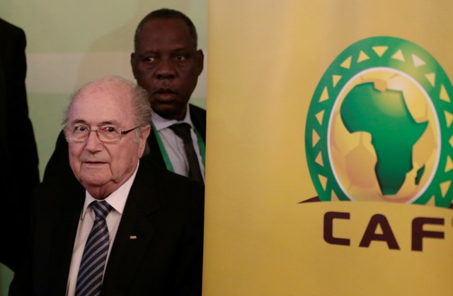 Na snímke vľavo prezident Medzinárodnej futbalovej federácie Joseph Blatter a vpravo prezident Africkej futbalovej konfederácie Issa Hayatou