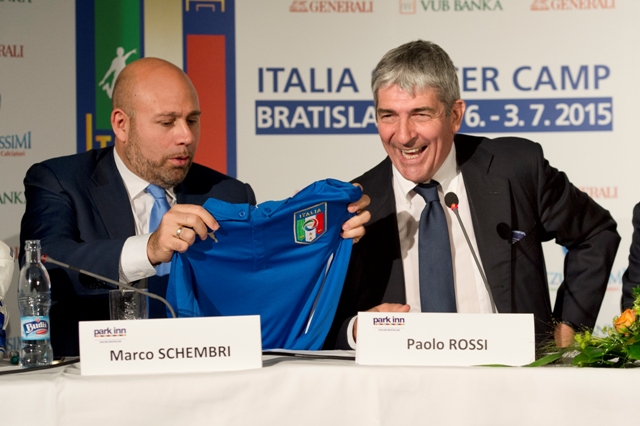 Na snímke vpravo bývalý taliansky futbalový útočník a majster sveta z roku 1982 Paolo Rossi, vľavo generálny manažér futbalovej školy Italia Soccer Camp Marco Schembri